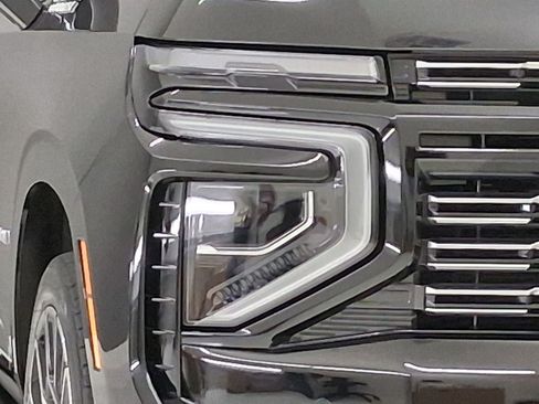 Used 2025 Chevrolet Suburban High Country AWD/4WD image 9