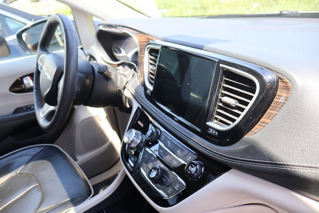 Used 2023 Chrysler Pacifica Limited FWD image 13