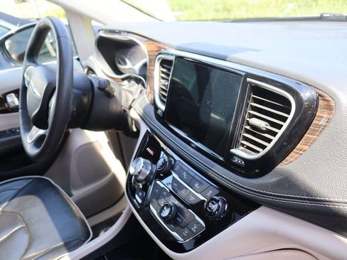 Used 2023 Chrysler Pacifica Limited FWD image 13