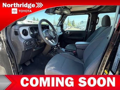 Used 2025 Jeep Wrangler Unlimited Sahara AWD/4WD image 5