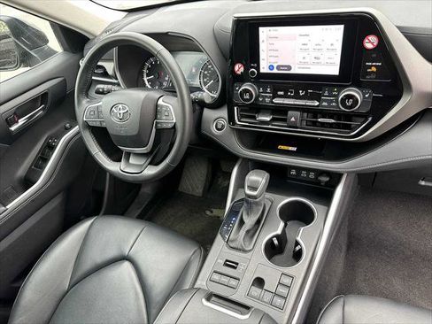 Used 2024 Toyota Highlander XLE image 11