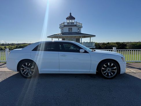 Used 2014 Chrysler 300 S RWD image 4