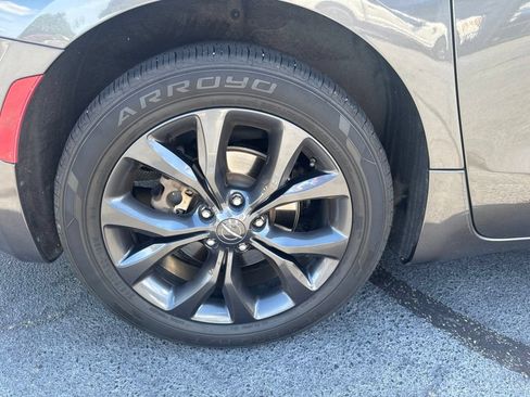 Used 2018 Chrysler Pacifica Touring-L w/ Premium Audio Group FWD image 10