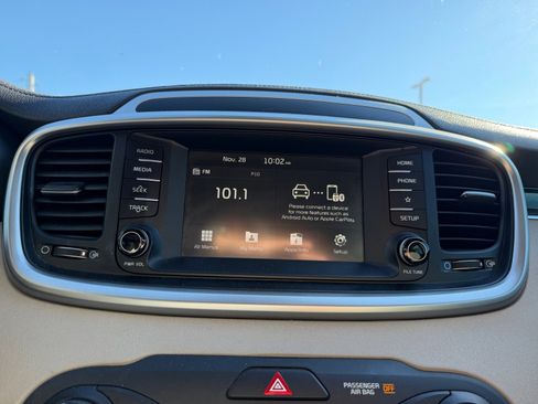 Used 2020 Kia Sorento LX image 12