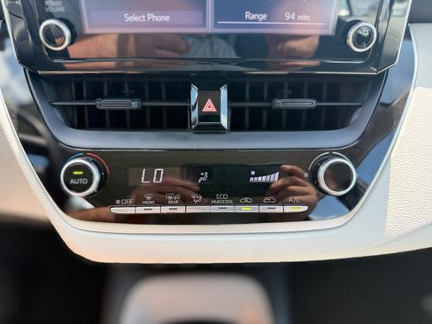 Used 2020 Toyota Corolla LE FWD image 38
