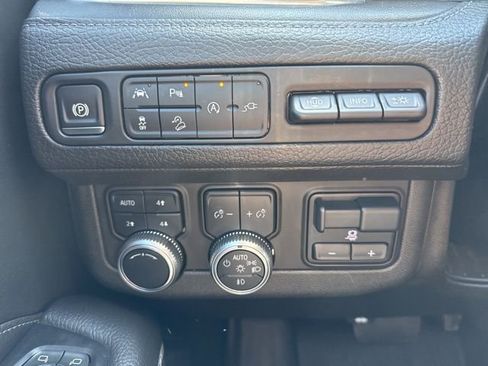 Used 2021 GMC Yukon Denali w/ Denali Premium Package image 27