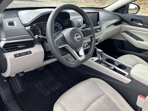 Used 2025 Nissan Altima 2.5 SV FWD image 13