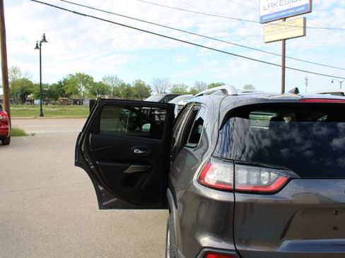 Used 2019 Jeep Cherokee Latitude Plus w/ Comfort/Convenience Group FWD image 36