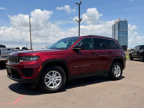 Used 2024 Jeep Grand Cherokee Laredo AWD/4WD image 14