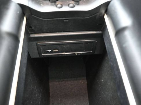 Used 2023 Mercedes-Benz GLB 250 w/ Premium Package image 9