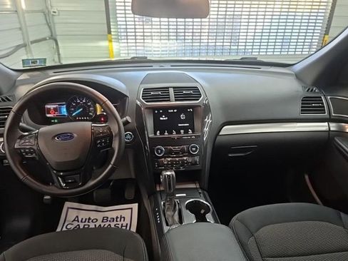 Used 2018 Ford Explorer XLT w/ Equipment Group 201A image 5