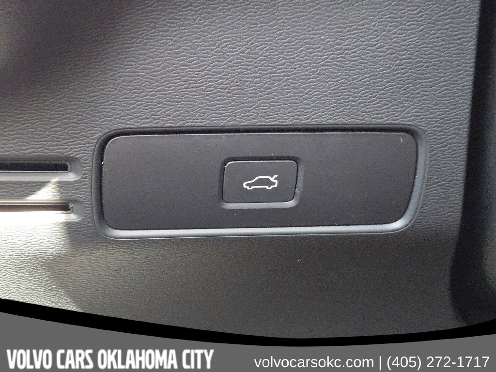 Certified 2025 Volvo XC40 B5 Core AWD/4WD image 23