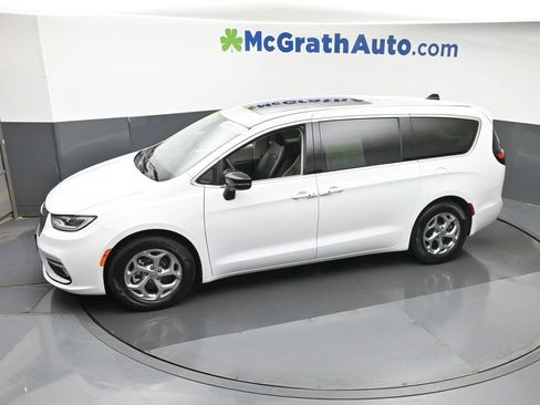 Used 2024 Chrysler Pacifica Limited FWD image 22