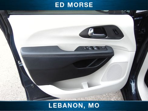 Used 2024 Chrysler Pacifica Touring-L image 16