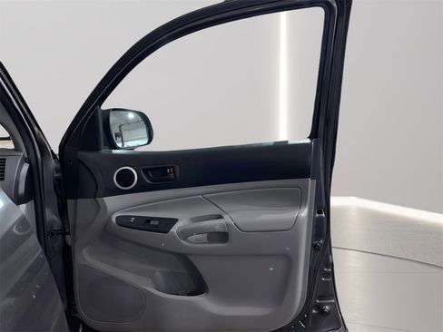 Used 2014 Toyota Tacoma PreRunner w/ SR5 Package image 12