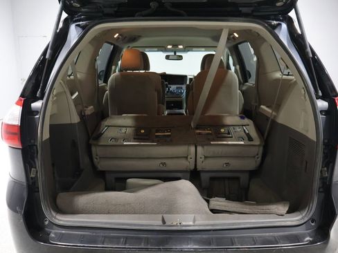 Used 2016 Toyota Sienna LE image 4