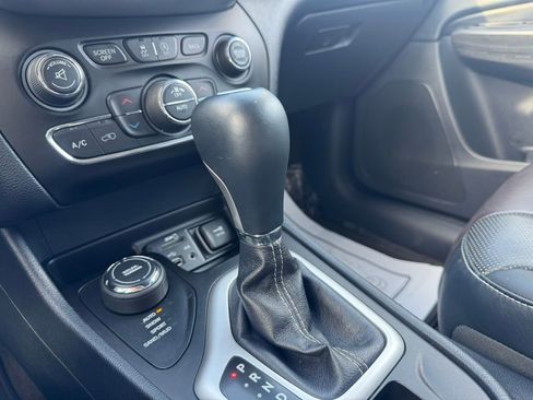 Used 2015 Jeep Cherokee Limited w/ Luxury Group image 13