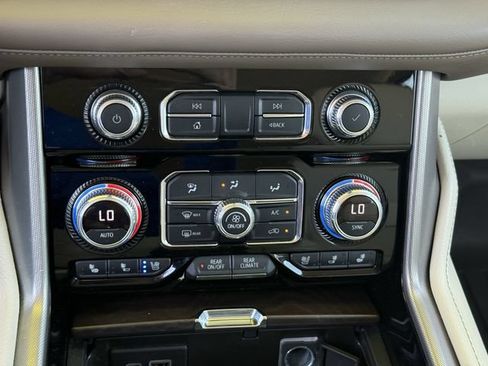 Used 2022 GMC Yukon XL Denali AWD/4WD image 18