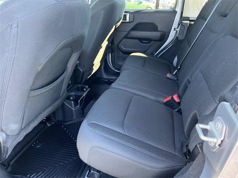 Used 2018 Jeep Wrangler Unlimited Sahara image 14