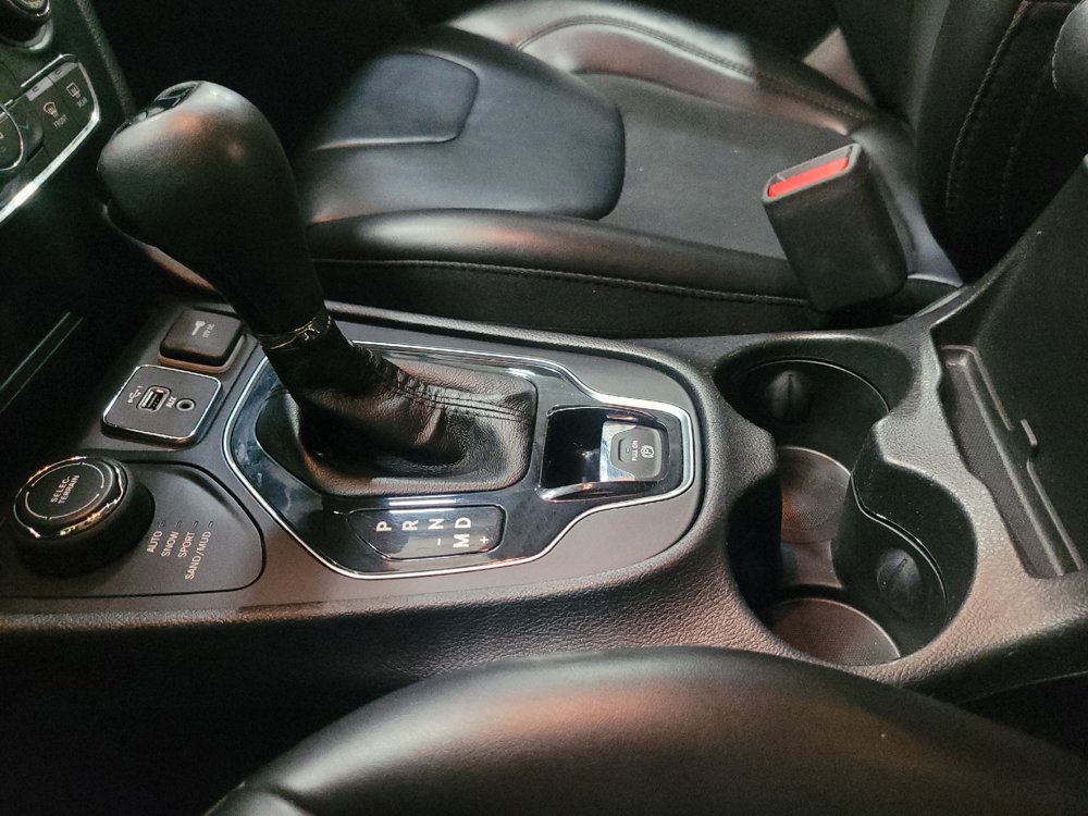 Used 2019 Jeep Cherokee Latitude Plus AWD/4WD image 26