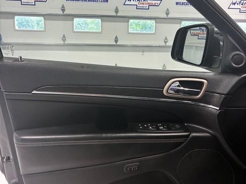 Used 2017 Jeep Grand Cherokee Limited AWD/4WD image 15