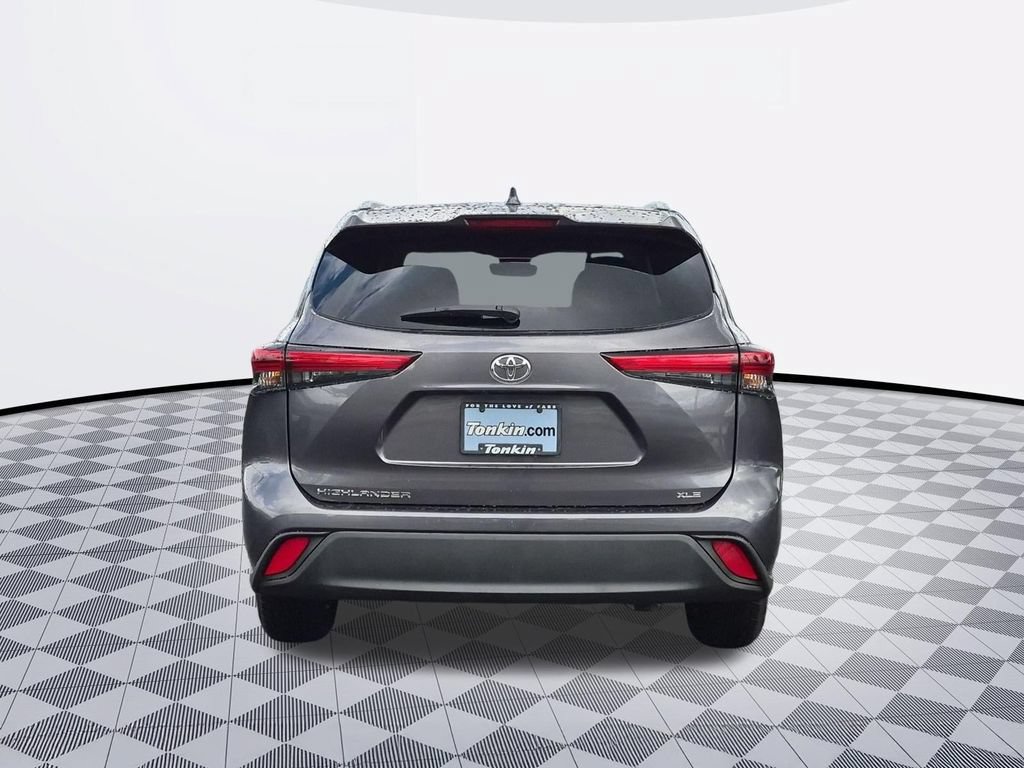 Used 2023 Toyota Highlander XLE FWD image 4
