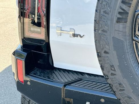 Used 2025 GMC Hummer EV 2X image 32