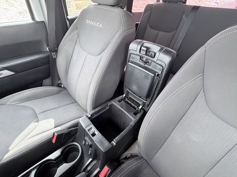 Used 2016 Jeep Wrangler Unlimited Sahara image 18