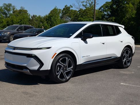 Used 2024 Chevrolet Equinox EV LT w/ LPO, Blackout Package image 5