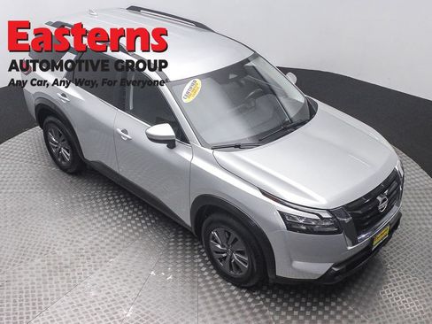 Used 2025 Nissan Pathfinder SV FWD image 3