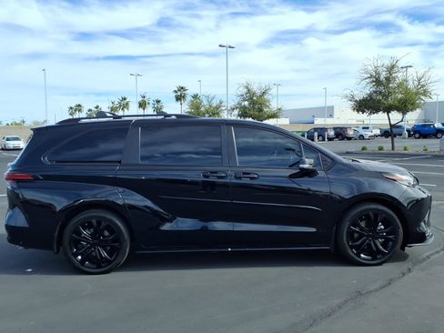 Certified 2023 Toyota Sienna Platinum image 3
