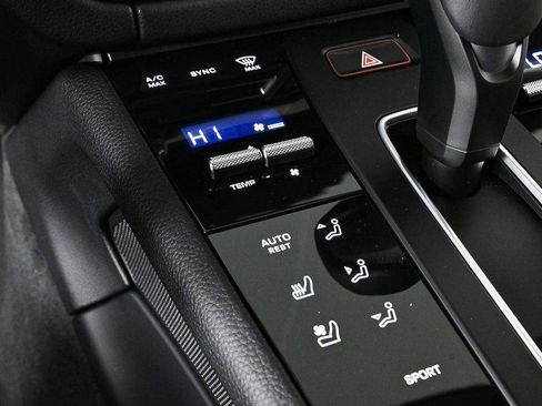 Certified 2026 Porsche Macan AWD/4WD image 17