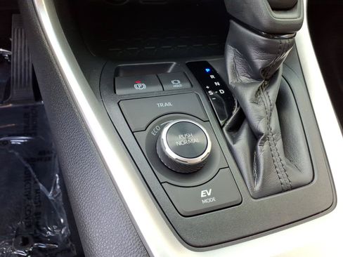 Certified 2024 Toyota RAV4 LE AWD/4WD image 11