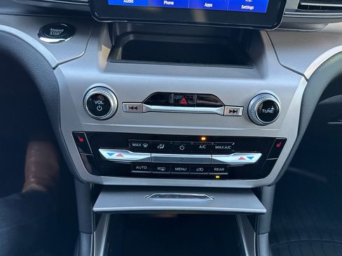 Used 2022 Ford Explorer XLT image 17