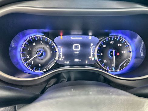 Used 2024 Chrysler Pacifica Touring-L image 10