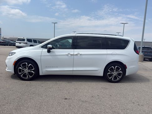Used 2025 Chrysler Pacifica Pinnacle w/ Trailer Tow Group AWD/4WD image 6