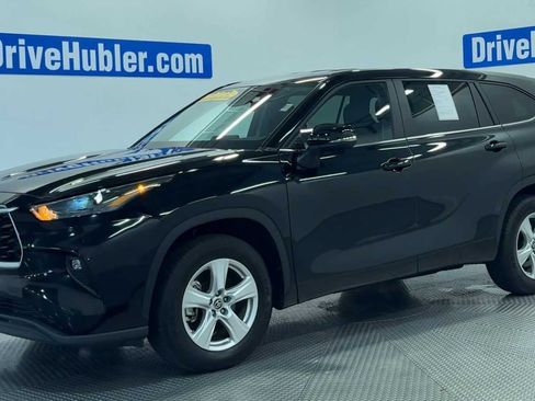 Used 2025 Toyota Highlander LE FWD image 4