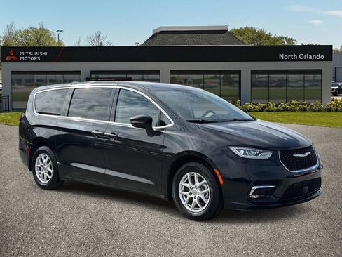 Used 2023 Chrysler Pacifica Touring-L image 1