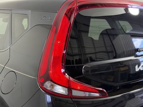 Used 2022 Kia Soul LX image 8