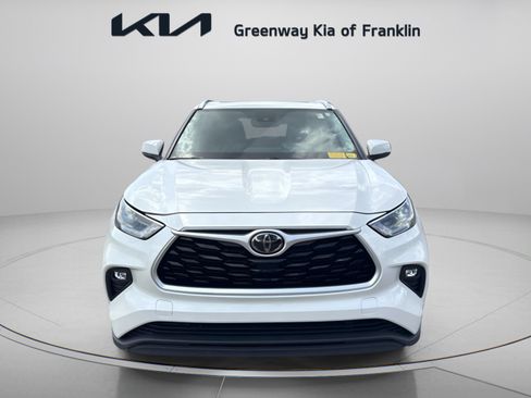 Used 2021 Toyota Highlander XLE FWD image 2