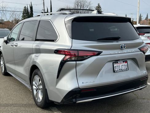 Used 2025 Toyota Sienna Limited image 4