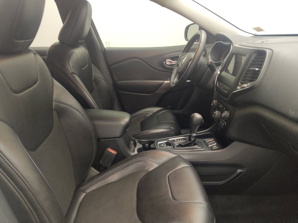 Used 2019 Jeep Cherokee Latitude Plus w/ Comfort/Convenience Group FWD image 21
