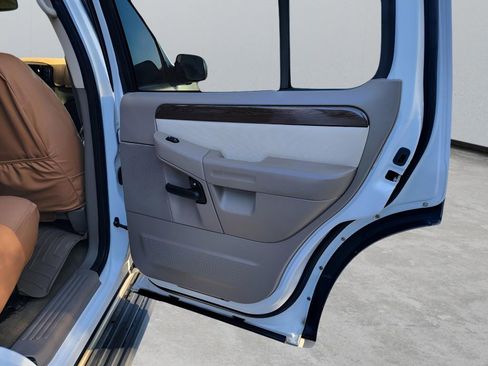 Used 2005 Ford Explorer Eddie Bauer image 28