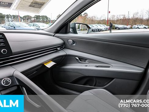 Used 2025 Hyundai Elantra SE FWD image 41