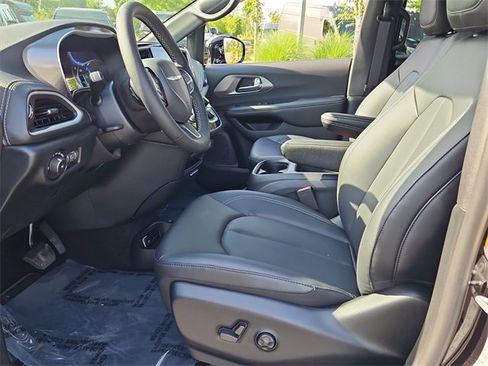New 2025 Chrysler Pacifica Select image 6
