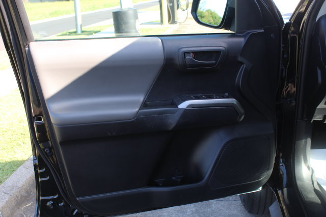 Used 2020 Toyota Tacoma SR5 AWD/4WD image 11