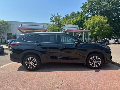 Used 2022 Toyota Highlander XLE image 6