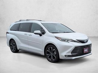 Used 2025 Toyota Sienna Platinum video 3