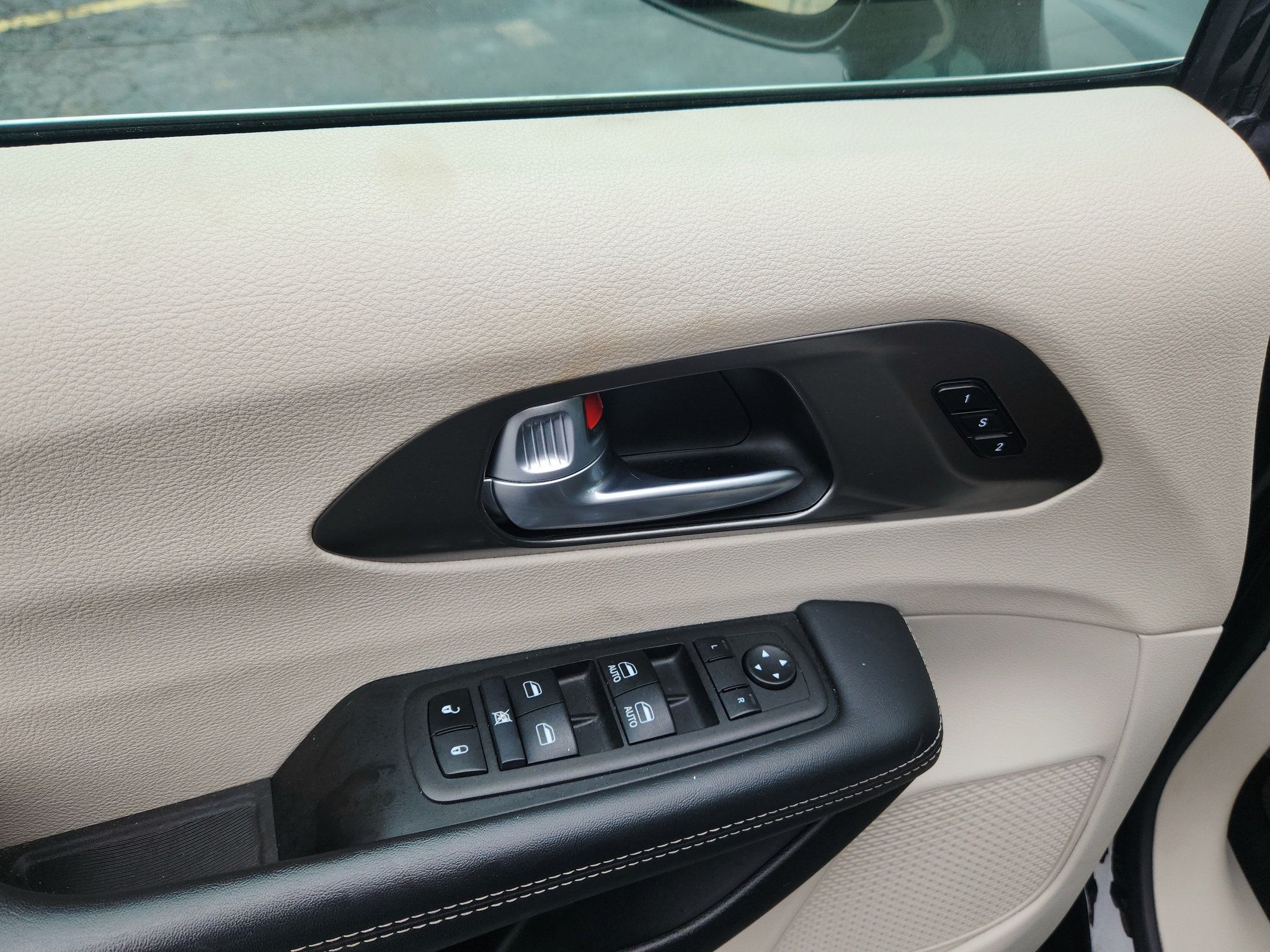 Used 2024 Chrysler Pacifica Touring-L FWD image 20