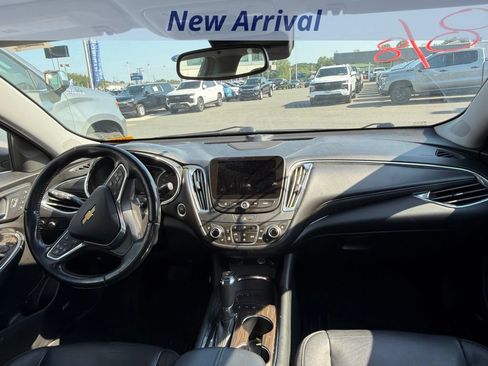 Used 2018 Chevrolet Malibu Premier w/ Premier Sun and Wheel Package FWD image 3